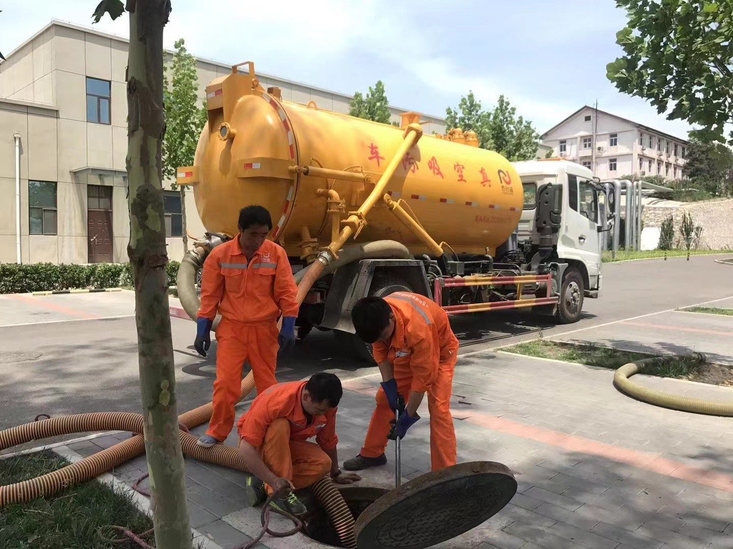 漯河管道疏通车停在窨井附近