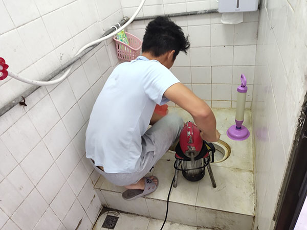 漯河肥皂掉到马桶里把马桶堵住了怎么办？马桶堵住了怎么办